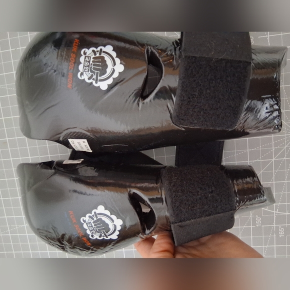 Black Martial Arts Sparring Gloves - Picture 7 of 8